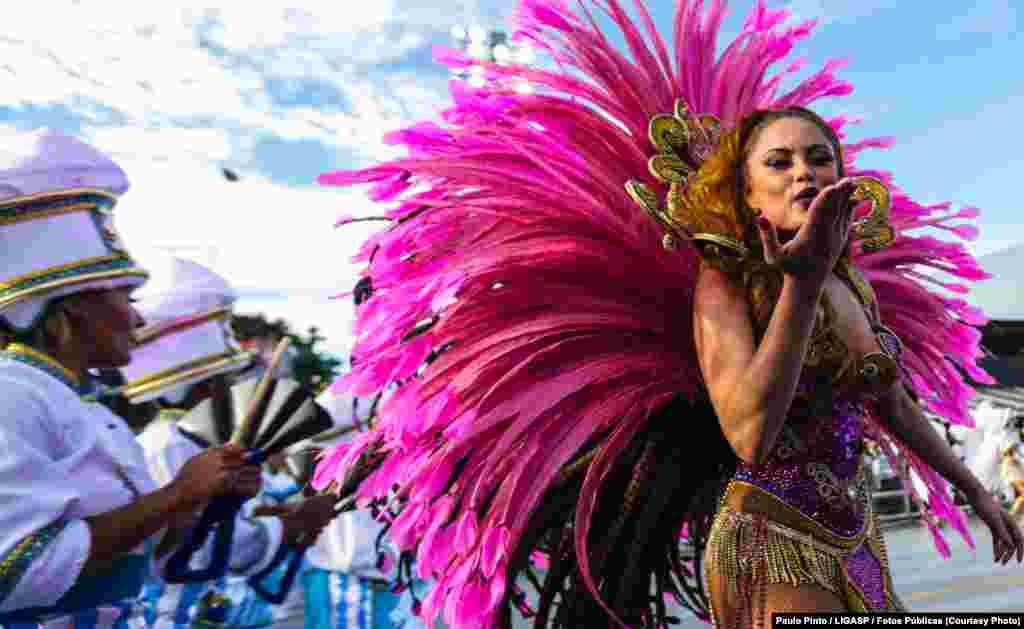 Segundo dia dos desfiles das escolas de samba do Grupo Especial, no sambódromo do Anhembi. Desfile da Rosa de Ouro.