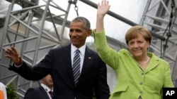 25일 독일 베를린을 방문한 바락 오바마 전 미국 대통령(왼쪽)이 앙겔라 메르켈 독일 총리와 함께 종교개혁 500주년 기념식에 참석했다.