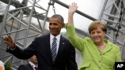 Mantan Presiden AS Barack Obama (kiri) dan Kanselir Jerman Angela Merkel (kanan) di Berlin, Jerman, 25 Mei 2017. (AP Photo/Markus Schreiber).