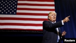 Calon presiden dari Partai Republik Donald Trump dalam kampanye di Phoenix, Arizona, 31 Agustus 2016. (REUTERS/Carlo Allegri) 