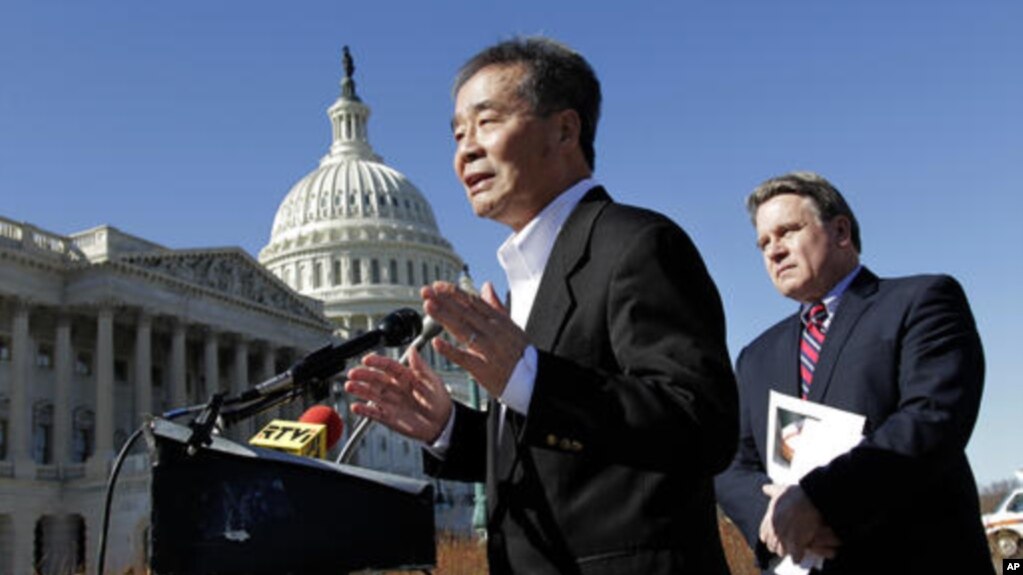 资料照:2011年3月7日,吴弘达在美国国会大厦前发表讲话,身后是美国众议员克里斯·史密斯。