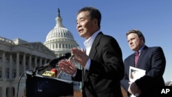 资料照：2011年3月7日，吴弘达在美国国会大厦前发表讲话，身后是美国众议员克里斯·史密斯。