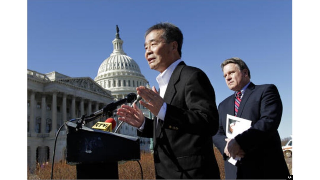 2011年3月7日,吴弘达在美国国会大厦前发表讲话,身后是美国议员克里斯·史密斯