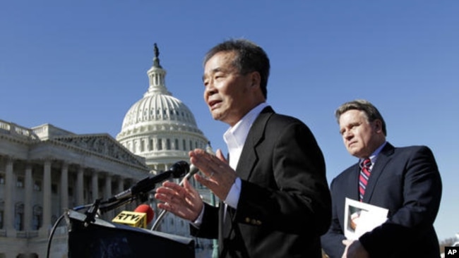 2011年3月7日，吴弘达在美国国会大厦前发表讲话，身后是美国议员克里斯·史密斯。