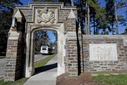 Pintu masuk ke kampus Universitas Duke utama terlihat di Durham, N.C., Senin, 28 Januari 2019. (Foto: AP)