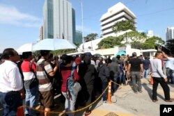 Warga Indonesia yang tinggal di Malaysia mengantre di luar Kedutaan Besar RI di Kuala Lumpur, Malaysia untuk melaksanakan hak pilih bagi pemilih di luar negeri, 14 April 2019. (Foto: AP)