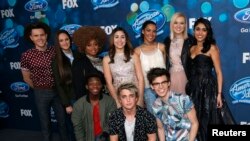 Juara American Idol 2016 Trent Harmon (kiri, berdiri) bersama sesama finalis kompetisi menyanyi tersebut di West Hollywood, California (25/2). (Reuters/Mario Anzuoni)