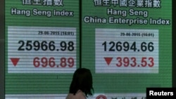 Bảng hiển thị chỉ số Hàng Sinh và chỉ số Hàng Sinh Doanh nghiệp Trung Quốc bên ngoài một ngân hàng ở Hồng Kông ngày 29/6/2015.