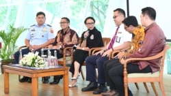 Tim Pemulangan WNI dari Hubei, China, bersama Menlu Retno Marsudi, di Jakarta, Selasa (18/2). (Foto: Kemlu RI)