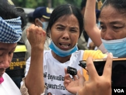 អ្នកស្រី ​នួន នឿន​ រងរបួស​នៅខ្នងដៃស្តាំ បន្ទាប់ពីត្រូវ​បាន​អូសទាញ​ដោយកងសន្តិសុខខណ្ឌ៧មករា​ក្នុងទីក្រុងភ្នំពេញចេញពី​ច្រកទ្វារ​សាលាដំបូង​រាជធានីភ្នំពេញ ថ្ងៃទី​២៤​ ខែកក្កដា​ ឆ្នាំ​២០២០។​ (ហ៊ុល​ រស្មី/វីអូអេ)