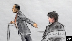 Dibujo en el que el fiscal federal adjunto Aloke Chakravarty señala hacia el acusado Dzhokhar Tsarnaev, a la derecha, durante los alegatos finales de las partes en un tribunal en Boston.