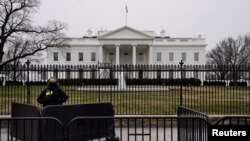 Pripadnik tajne službe stražari tokom 22 dana delimičnog zatvarana vlade, u Beloj kući u Vašingtonu, 12. januara 2019.