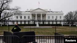 A Secret Service officer maintains a watch on the 22nd day of a partial government shutdown at the White House in Washington, Jan. 12, 2019. 