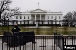 在美国联邦政府部分关闭期间一名美国特勤人员在白宫外继续其警卫职责。（2019年1月12日）