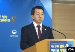 한국 통일부 백태현 대변인이 14일 언론 브리핑에서 VOA 기자의 질문을 듣고 있다.