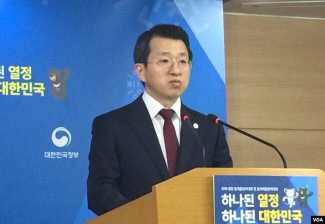 한국 통일부 백태현 대변인이 14일 언론 브리핑에서 VOA 기자의 질문을 듣고 있다.