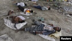 People sleep on the Yamuna river bed under a railway bridge during a hot summer day in the old quarter of Delhi, India, May 31, 2015. While temperatures regularly top 40 degrees Celsius (104 degrees Fahrenheit) in May and June, parts of the south and east