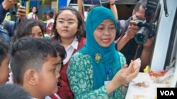 Seorang petugas BPOM Bandung memberikan penyuluhan mengenai jajanan yang mengandung zat berbahaya di sebuah sekolah (VOA/R.Teja Wulan).