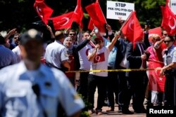 Partidarios del presidente de Turquía gritan consignas a críticos del mandatario en protestas frente a la Casa Blanca. Mayo 16, 2017.