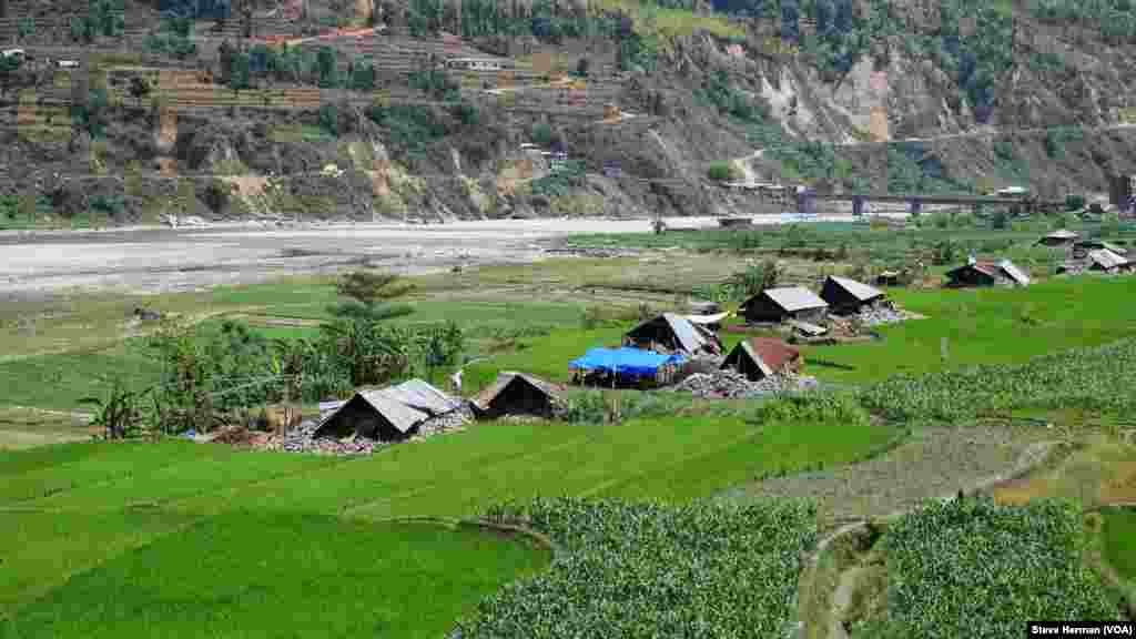 Setiap rumah di dusun Sepaghat di distrik Sindhupalchok rata dengan tanah akibat gempa.