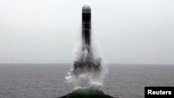 북한은 2일 오전 동해 원산만 수역에서 신형 잠수한탄도미사일(SLBM) '북극성-3형' 시험발사에 성공했다면서 사진을 공개했다.