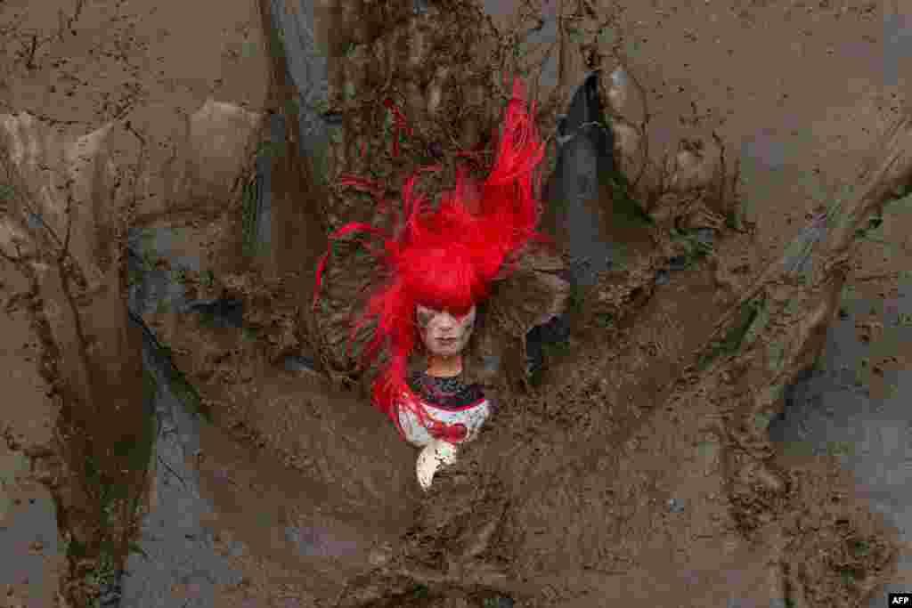 영국 울버햄프턴 인근에서 열린 &#39;터프 가이 참기 대회&#39;에서 참가자가 진흙탕에 몸을 담근 채 눈을 감고 있다.&nbsp;
