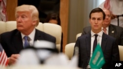 Cố vấn cao cấp Nhà Trắng Jared Kushner (phải) dự một cuộc họp giữa Tổng thống Trump (trái) với các nhà lãnh đạo tại Hội nghị thượng đỉnh của Hội đồng Hợp tác Vùng Vịnh, ở Riyadh, Ả-rập Saudi, ngày 21 tháng 5, 2017. 