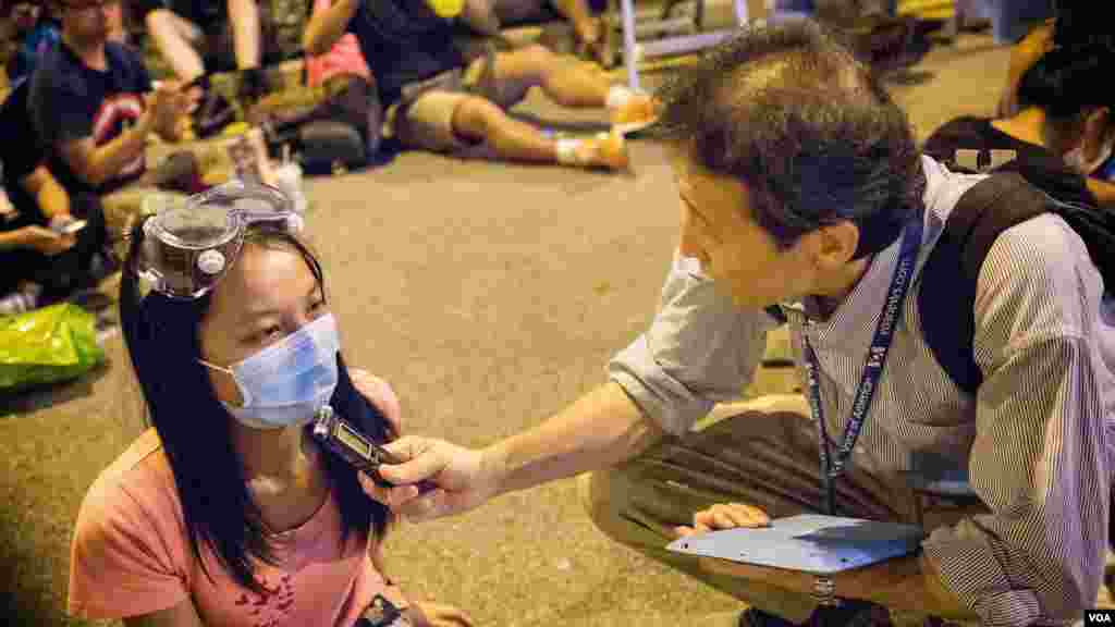 VOA Mandarin Hong Kong Correspondent Dahai Han covering the Occupy Central protesters in 2014