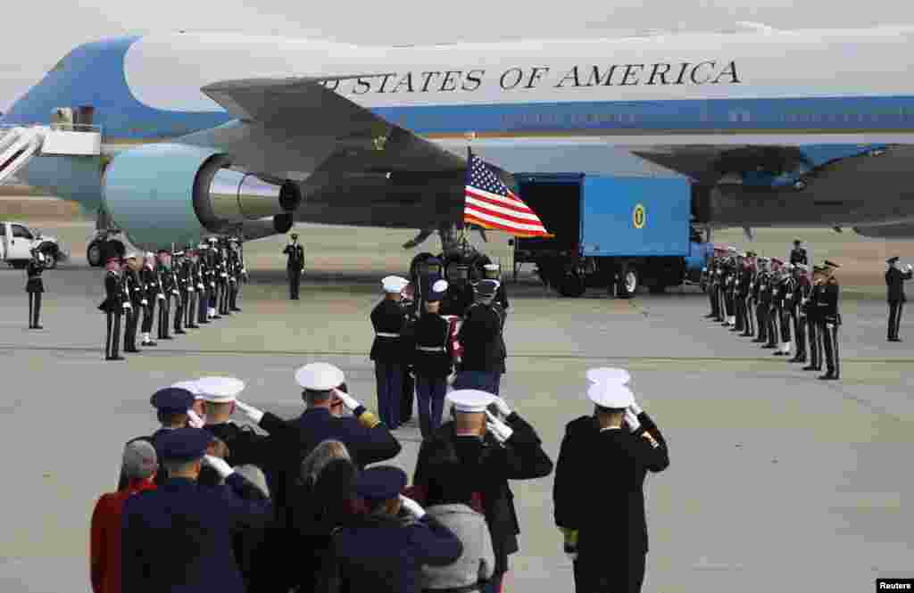 Una guardia de honor militar lleva el ataúd cubierto con la bandera del expresidente de Estados Unidos, George H.W. Bush a la &quot;Misión Aérea 41 Especial&quot;, uno de los aviones que funcionan como Air Force One y que utilizó el Presidente Bush cuando estaba en el cargo, para partir de Washington después de su funeral de estado con destino a otros servicios y su entierro en Texas desde la Base Conjunta Andrews, en Maryland. 5 de diciembre de 2018.&nbsp;