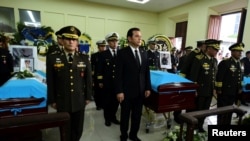 El presidente de Guatemala, Jimmy Morales, participa en una guardia de honor en el Ministerio de Defensa, en homenaje a tres soldados de su país asesinados por presuntos narcotraficantes. Ciudad de Guatemala, 6 de septiembre de 2019. Foto: Presidencia de Guatemala vía Reuters.