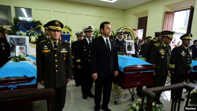 El presidente de Guatemala, Jimmy Morales, participa en una guardia de honor en el Ministerio de Defensa, en homenaje a tres soldados de su país asesinados por presuntos narcotraficantes. Ciudad de Guatemala, 6 de septiembre de 2019. Foto: Presidencia de Guatemala vía Reuters.