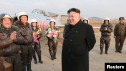 Lãnh tụ Kim Jong trong chuyến đi thị sát chuyến bay thử nghiệm của các nữ phi công thuộc lực lượng phòng không không quân Bắc Triều Tiên. 