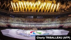 Des feux d'artifice explosent alors que des artistes dansent lors de la cérémonie d'ouverture des Jeux paralympiques de Tokyo 2020 au stade olympique de Tokyo le 24 août 2021.