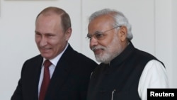 인도를 방문한 블라디미르 푸틴 러시아 대통령(왼쪽)이 11일 정상회담을 위해 나렌드라 모디 인도 총리와 만났다.