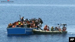 Des migrants secourus par un bateau militaire italien dans la mer Méditerranéé 3 mai 2015.