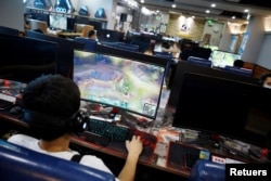 Orang-orang bermain game online di komputer di warnet di Beijing, China, 31 Agustus 2021. (Foto: REUTERS/Florence Lo)