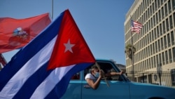 Kubanci se voze pored američke ambasade za vreme protesta na kome je traženo ukidanje američke blokade Kube, u Havani, 28. marta 2021.