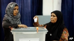 A Maldivian woman casts her vote in Male, Maldives, Sept. 7, 2013. 