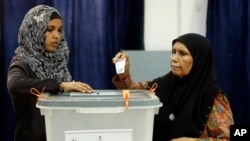 Cử tri đi bỏ phiếu để bầu tổng thống ở Male, Maldives, 7/9/2013