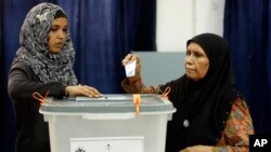 A Maldivian woman casts her vote in Male, Maldives, Sept. 7, 2013. 