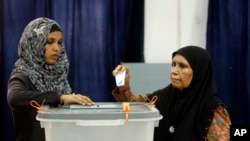 Seorang warga Maladewa memasukkan surat suaranya ke kotak penitipan suara di salah satu TPS di Male (7/9).