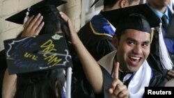 Estudiantes indocumentados de la Universidad de California en Los Angeles asisten a una ceremonia de graduación para "dreamers", en junio de 2012.