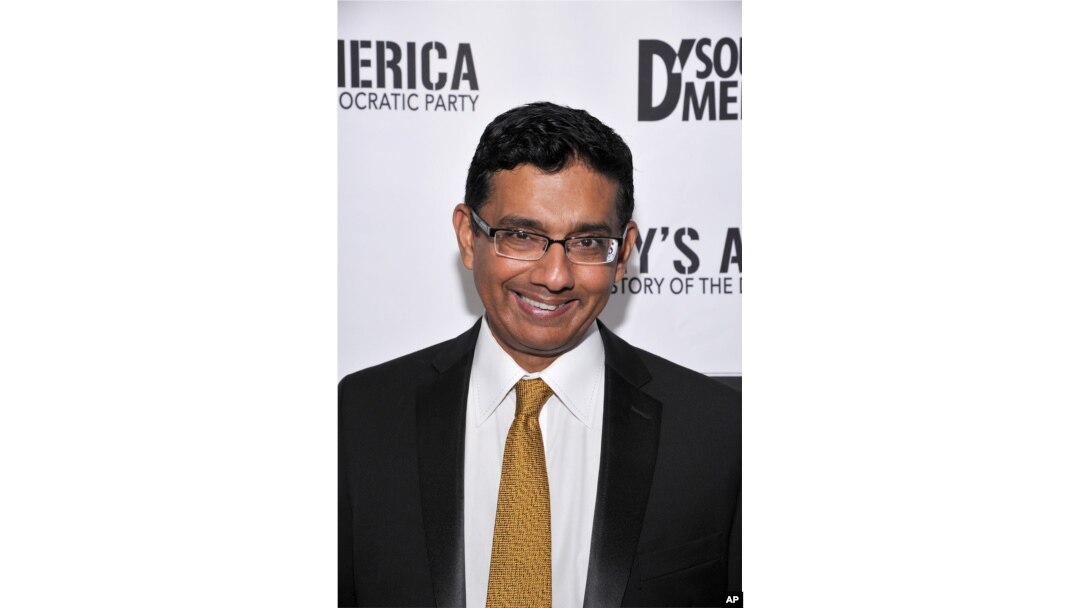 Dinesh D'Souza comentarista conservador convicto de hacer contribuciones ilegales de campaña, fue perdonado por el presidente Donald Trump.