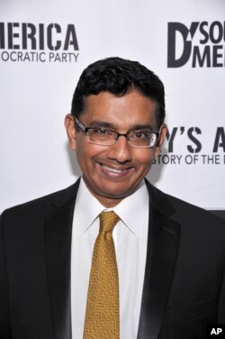 Dinesh D'Souza comentarista conservador convicto de hacer contribuciones ilegales de campaña, fue perdonado por el presidente Donald Trump.