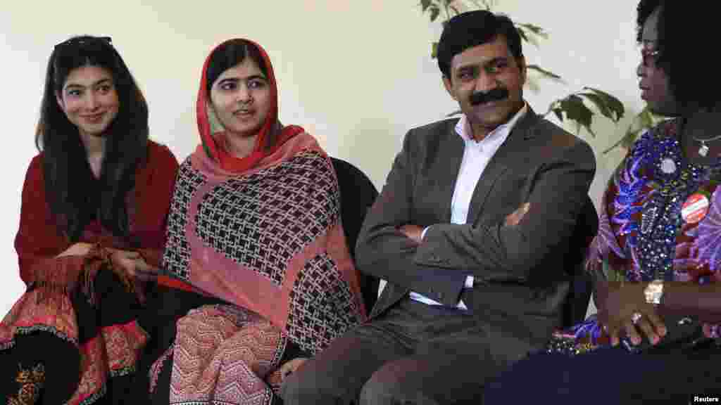 ’Yar Pakistan Malala Yousafzai ta na magana da shuwaganbanin kungiyar #BringBackOurGirls a Abuja 13 ga Yuli, 2014.