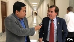 VOA reporter Sok Khemara interviews U.S Representative and Chairman of House Foreign Affairs Committee Ed Royce (R-CA) at Rayburn Congressional building in Washington, D.C, Tuesday, Oct 24, 2017. 