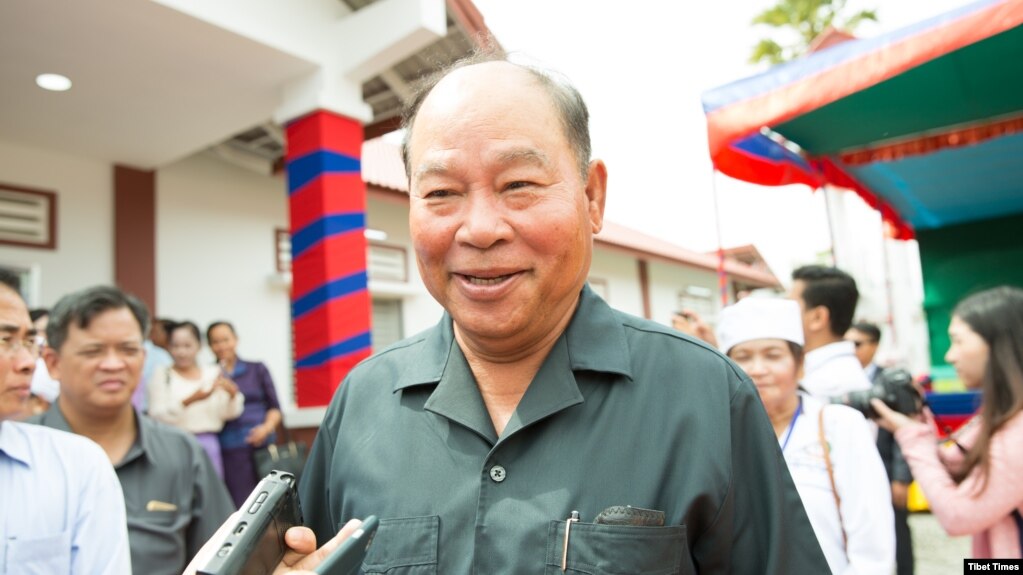 រូបឯកសារ៖ លោក ម៉ម ប៊ុនហេង រដ្ឋមន្រ្តីក្រសួងសុខាភិបាល និយាយជាមួយអ្នកសារព័ត៌មានបន្ទាប់ពីពិធីកាត់ខ្សែបូរនៅមជ្ឈមណ្ឌលសុខភាពក្រគរ ក្នុងខេត្តពោធិ៍សាត់ ប្រទេសកម្ពុជាកាលពីថ្ងៃទី១៤ ខែ សីហា ឆ្នាំ ២០១៨។(ទុំ ម្លិះ/VOA)