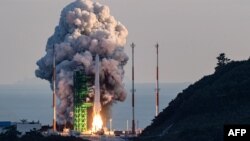 Roket luar angkasa pertama Korea Selatan "Nuri" diluncurkan di Naro Space Center, Goheung, Provinsi Jeolla Selatan, 473 kilometer selatan Seoul, 21 Oktober 2021. (YONHAP / AFP) 