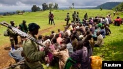 Des soldats congolais surveillent sur des personnes supposées être ex-combattants du Mouvement du 23 mars (M23) dans le village de Chanzo dans le territoire de Rutshuru près Goma,le 5 novembre 2013, en RDC.