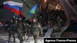俄罗斯军队撤出哈萨克斯坦，乘军机返回俄罗斯西部城市伊万诺沃。(2022年1月14日)